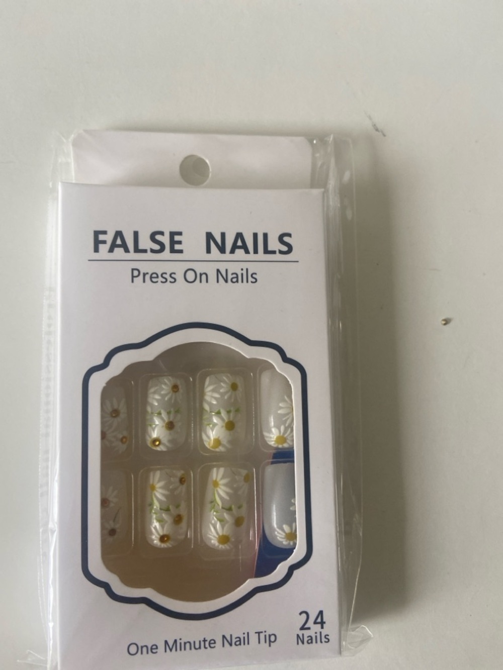 White Daisy Press-On Nails - Picture 5 of 6